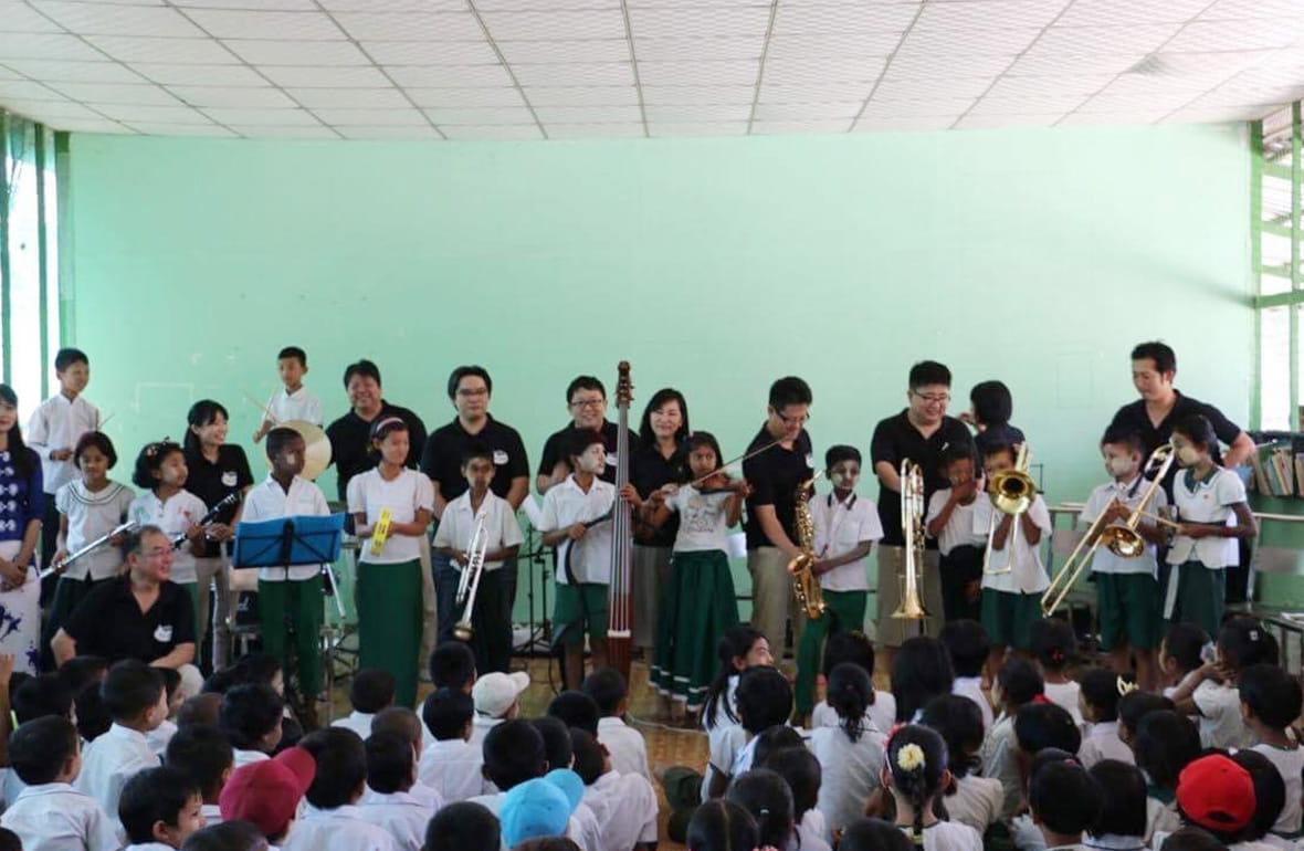 ミャンマーの児童養育施設や僧院学校などで定期的にミニコンサートを開催